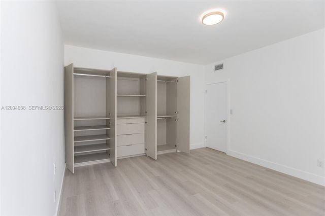 1690 Daytonia Rd, Miami Beach, FL 33141
