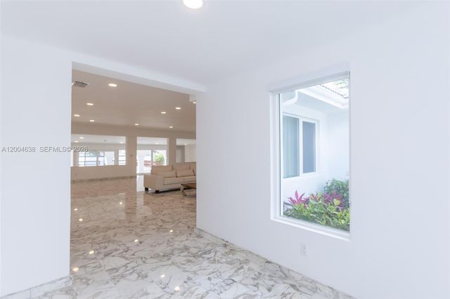 1690 Daytonia Rd, Miami Beach, FL 33141
