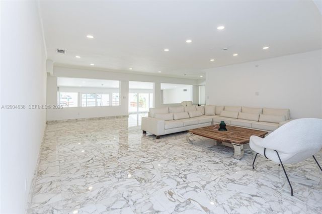 1690 Daytonia Rd, Miami Beach, FL 33141