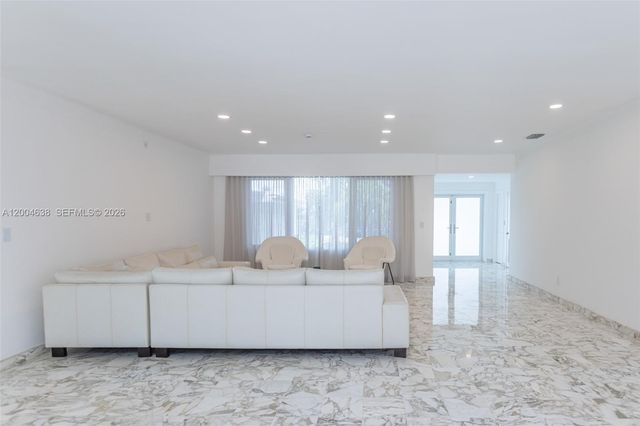 1690 Daytonia Rd, Miami Beach, FL 33141