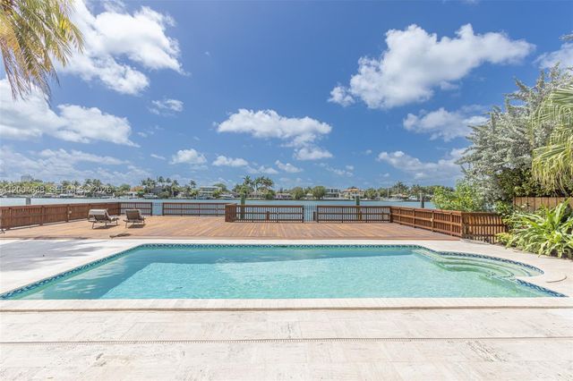 1690 Daytonia Rd, Miami Beach, FL 33141