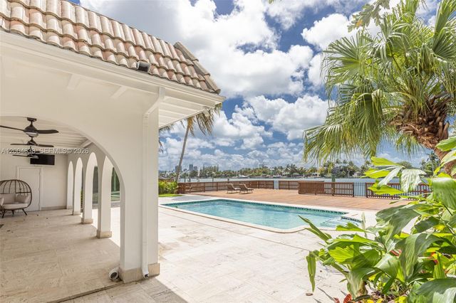 1690 Daytonia Rd, Miami Beach, FL 33141
