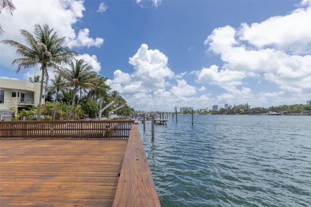 1690 Daytonia Rd, Miami Beach, FL 33141