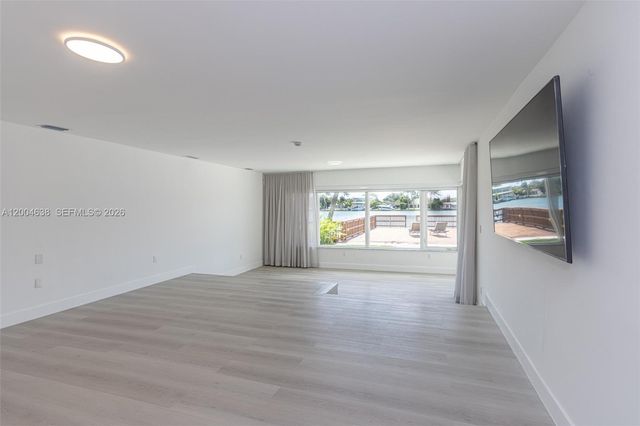 1690 Daytonia Rd, Miami Beach, FL 33141