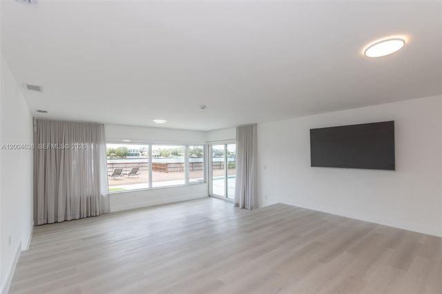 1690 Daytonia Rd, Miami Beach, FL 33141