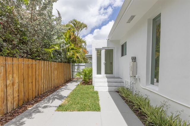 1690 Daytonia Rd, Miami Beach, FL 33141