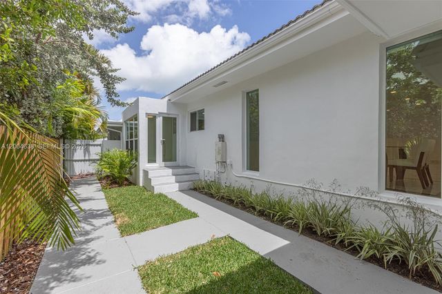 1690 Daytonia Rd, Miami Beach, FL 33141