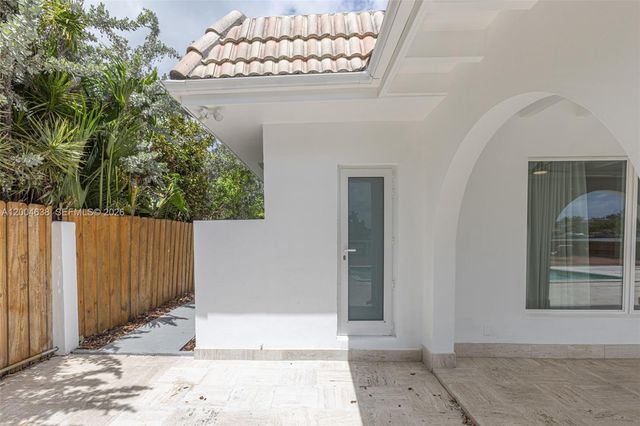 1690 Daytonia Rd, Miami Beach, FL 33141