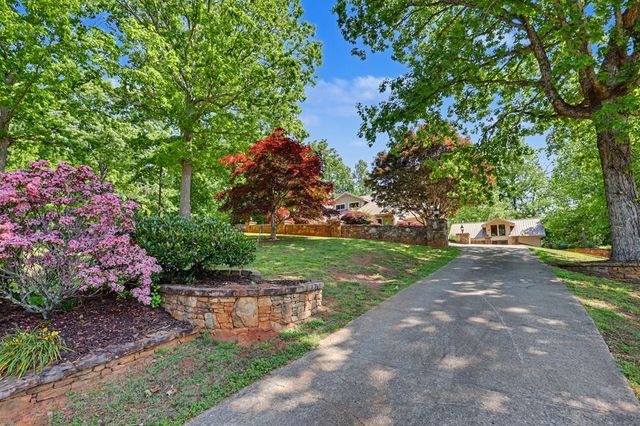 792 Bugscuffle Road, Hiawassee, GA 30546