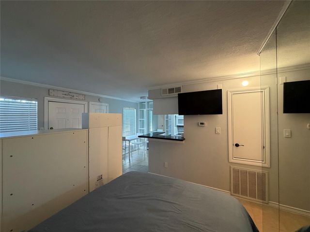 2120 El Paseo Street 611, Houston, TX 77054