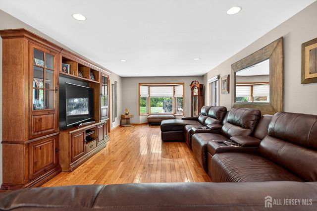 11 Apple Manor Lane, East Brunswick, NJ 08816