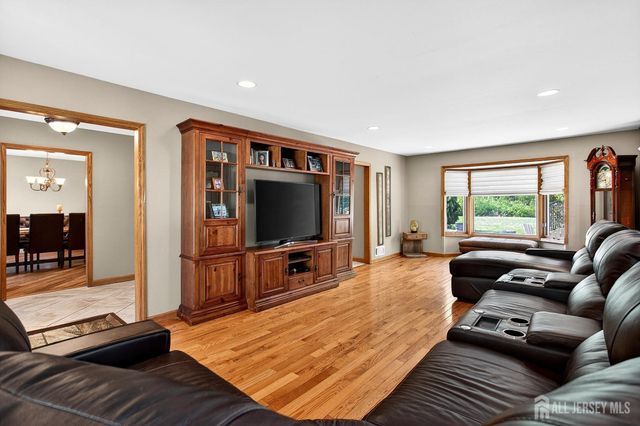 11 Apple Manor Lane, East Brunswick, NJ 08816