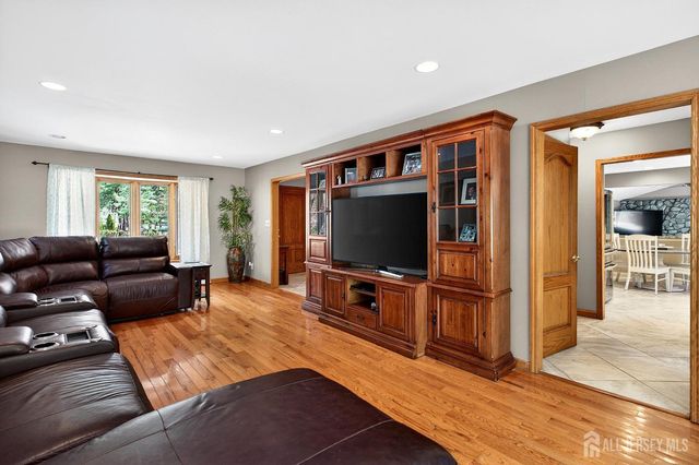 11 Apple Manor Lane, East Brunswick, NJ 08816