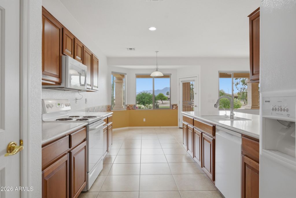 Image 10 of property listing at 6863 S SANTA RITA Way, Chandler, AZ 85249