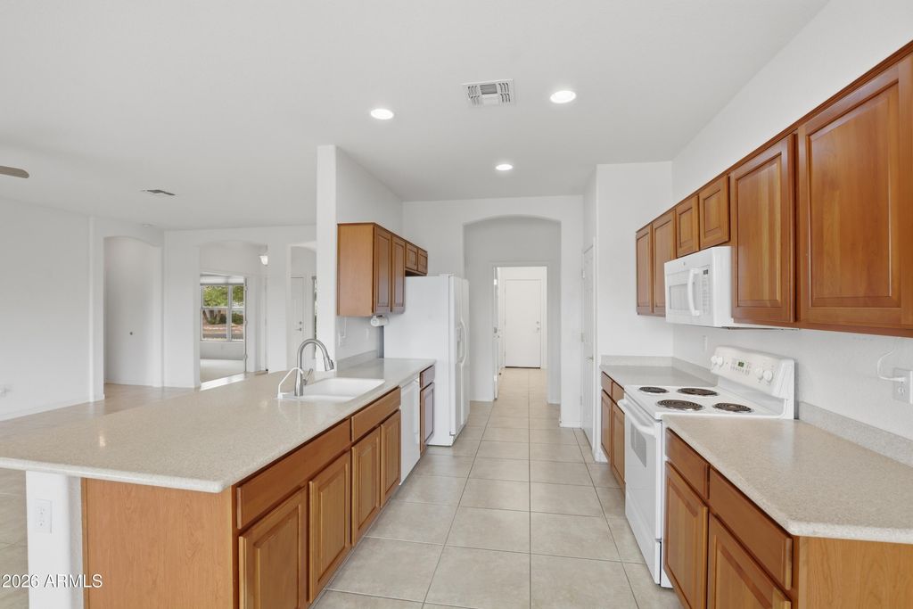 Image 11 of property listing at 6863 S SANTA RITA Way, Chandler, AZ 85249