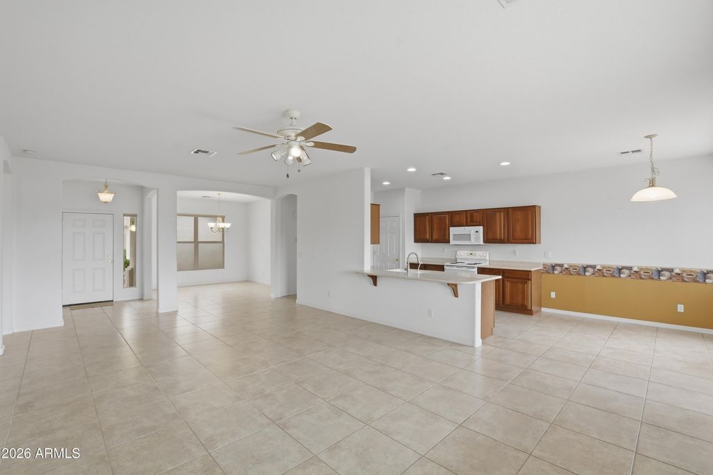 Image 8 of property listing at 6863 S SANTA RITA Way, Chandler, AZ 85249