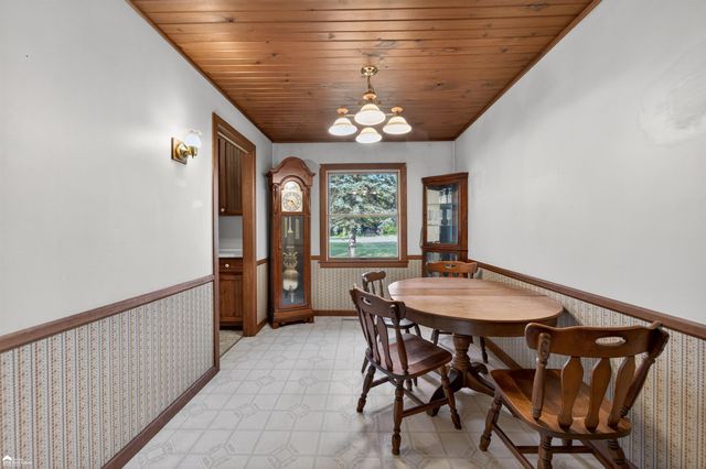 1444 S Genesee Road, Burton, MI 48509