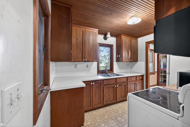 1444 S Genesee Road, Burton, MI 48509