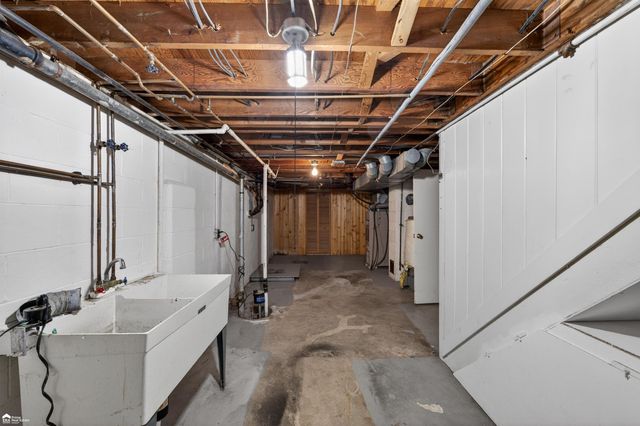 1444 S Genesee Road, Burton, MI 48509