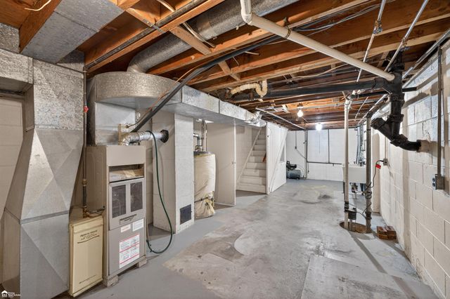 1444 S Genesee Road, Burton, MI 48509