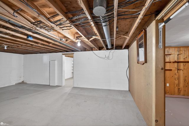 1444 S Genesee Road, Burton, MI 48509