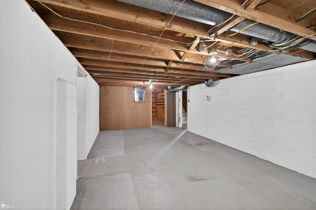 1444 S Genesee Road, Burton, MI 48509