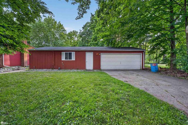 1444 S Genesee Road, Burton, MI 48509