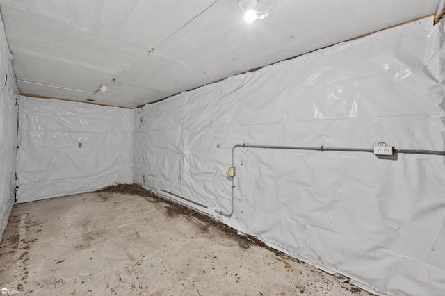 1444 S Genesee Road, Burton, MI 48509