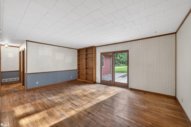 1444 S Genesee Road, Burton, MI 48509
