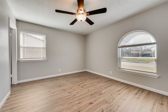 1124 Sherwood Drive, Bedford, TX 76022