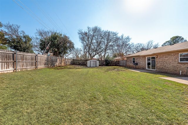 1124 Sherwood Drive, Bedford, TX 76022