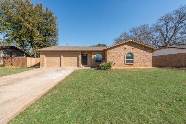 1124 Sherwood Drive, Bedford, TX 76022