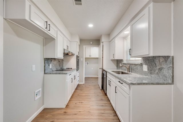 1124 Sherwood Drive, Bedford, TX 76022