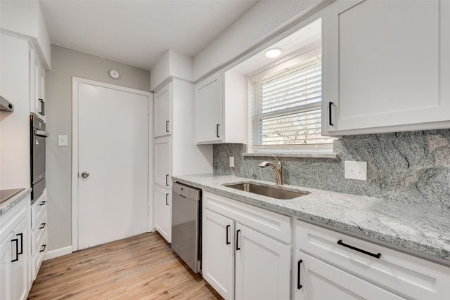 1124 Sherwood Drive, Bedford, TX 76022