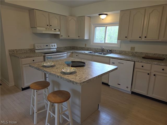 13047 Forest Road, Burton, OH 44021