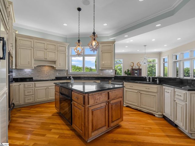 204 E Caledonia Court, Inman, SC 29349
