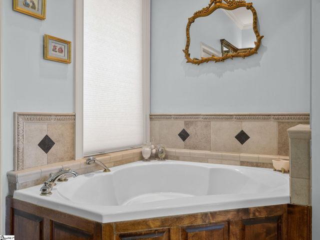 204 E Caledonia Court, Inman, SC 29349