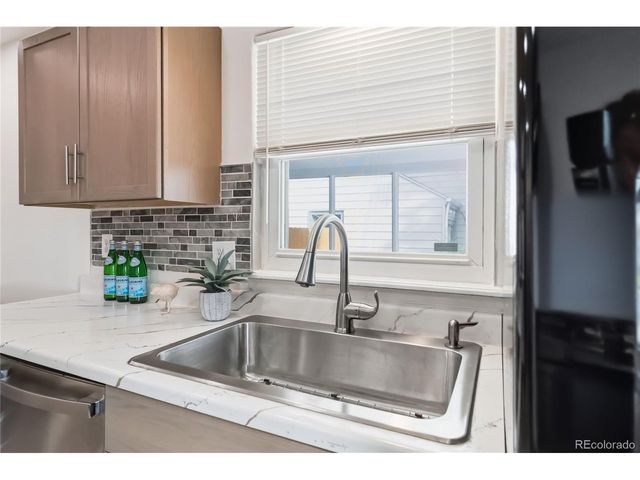 1225 Roslyn St, Denver, CO 80220