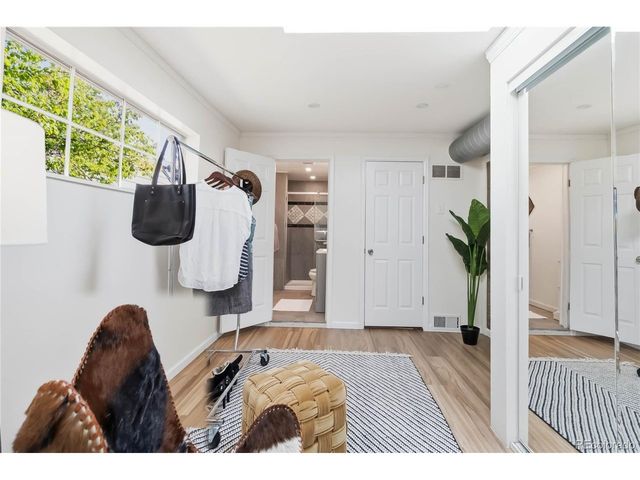 1225 Roslyn St, Denver, CO 80220