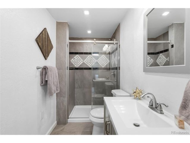 1225 Roslyn St, Denver, CO 80220