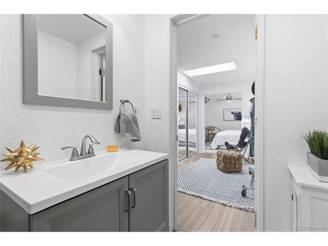 1225 Roslyn St, Denver, CO 80220