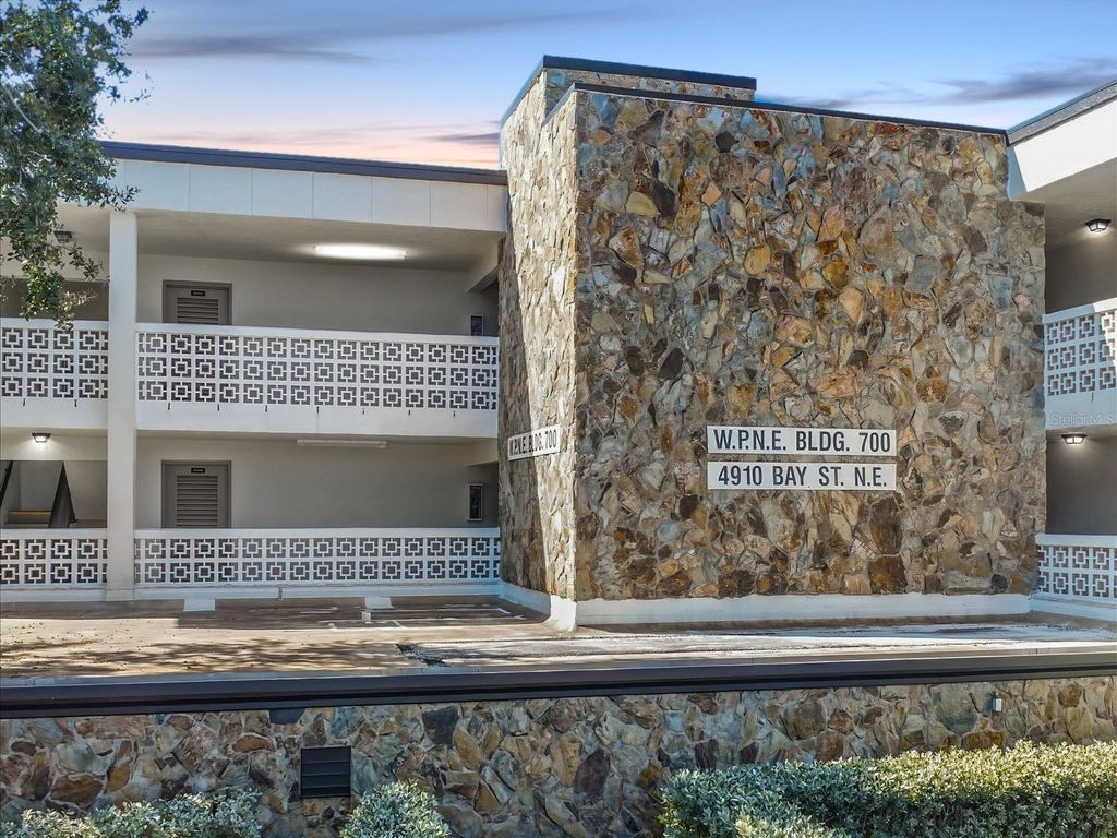 4910 BAY STREET NE 105, St Petersburg, FL 33703