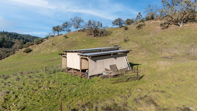 8400 Cave Creek Rd, Redwood Valley, CA 95470