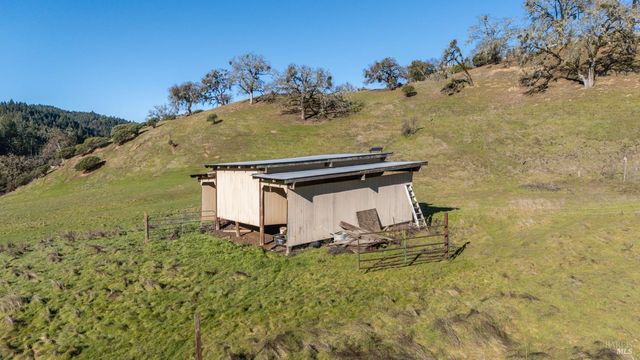 8400 Cave Creek Rd, Redwood Valley, CA 95470