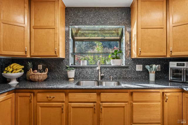 8400 Cave Creek Rd, Redwood Valley, CA 95470