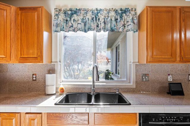 1617 W 24th Ave, Kennewick, WA 99337