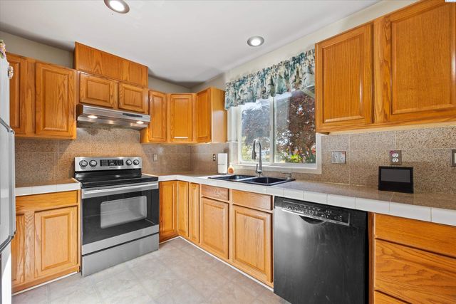 1617 W 24th Ave, Kennewick, WA 99337