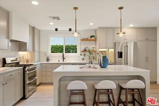 23445 Sylvan Street, Woodland Hills (los Angeles), CA 91367