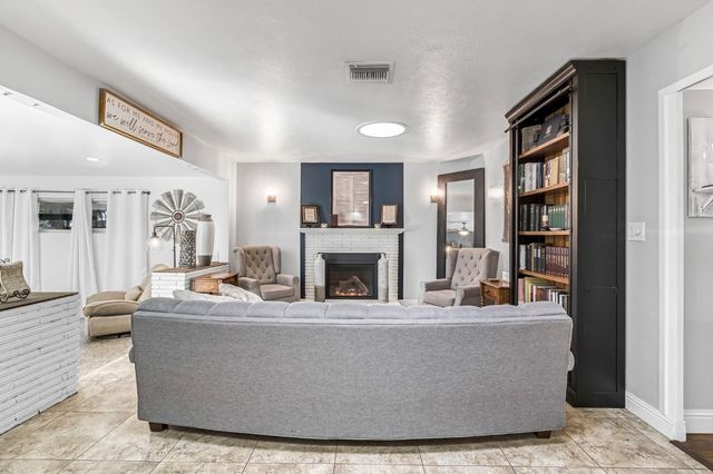 1511 E Almendra Drive, Fresno, CA 93710