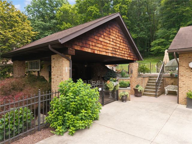 100 Lee Ln, Allegheny Twp, PA 15656